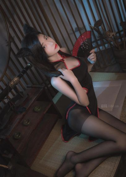 被迫沦为女同学的脚奴